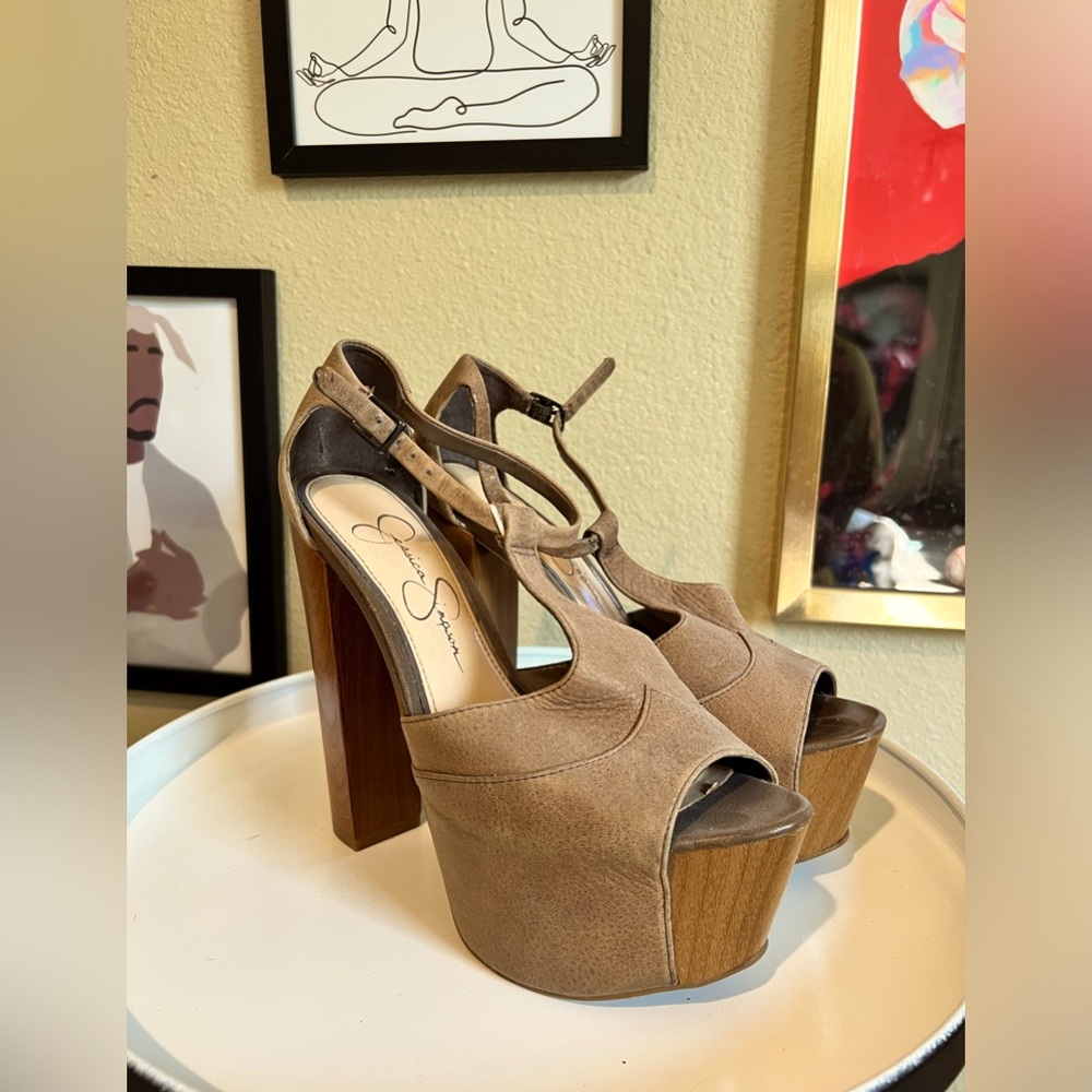 Jessica Simpson’s Dany T-Strap Platform Sandal in Sand Size 7